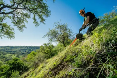 Como usar una desbrozadora en terrenos inclinados